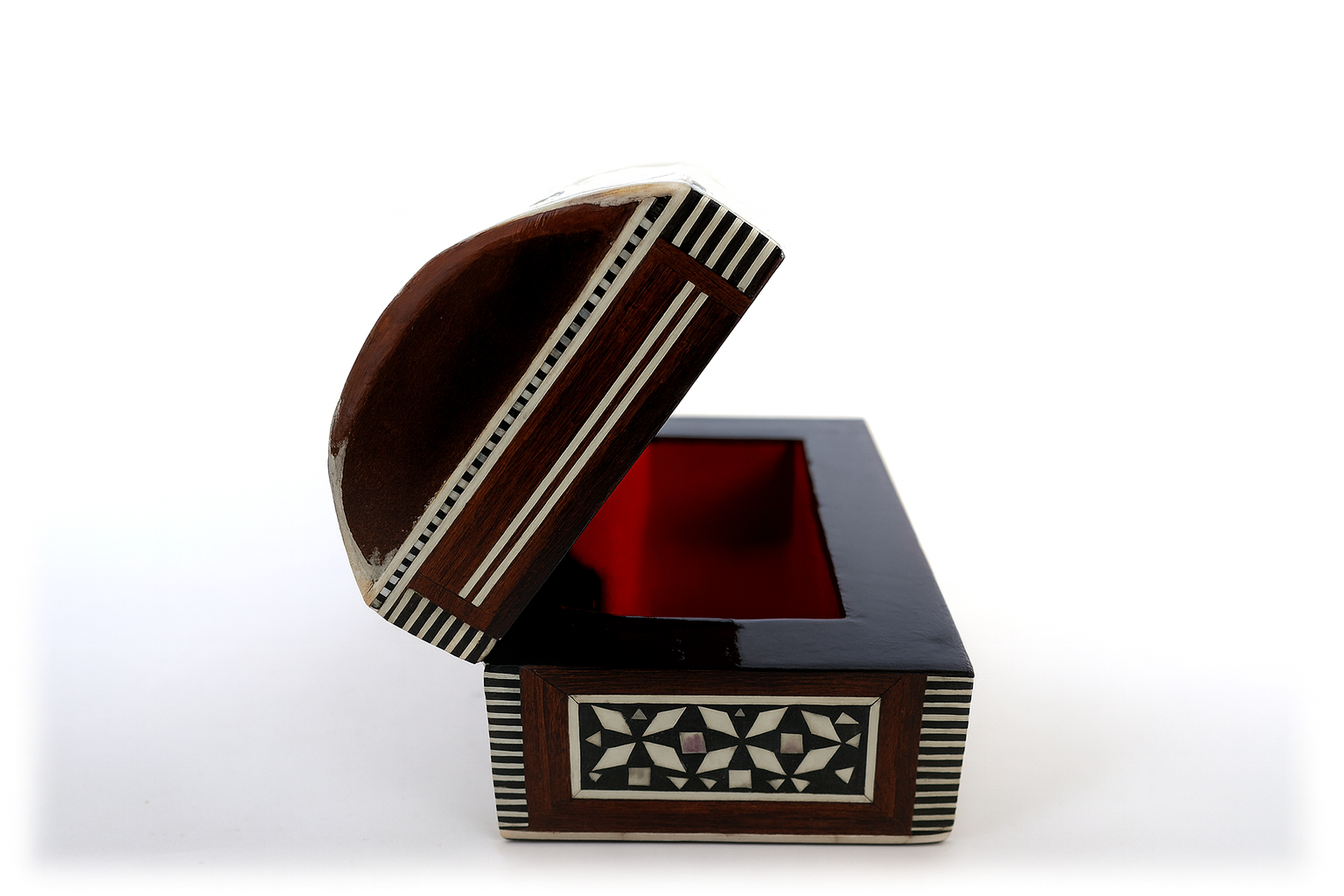 Handcrafted Wooden Inlaid Box – صندوق خشبي مطعم يدويًا