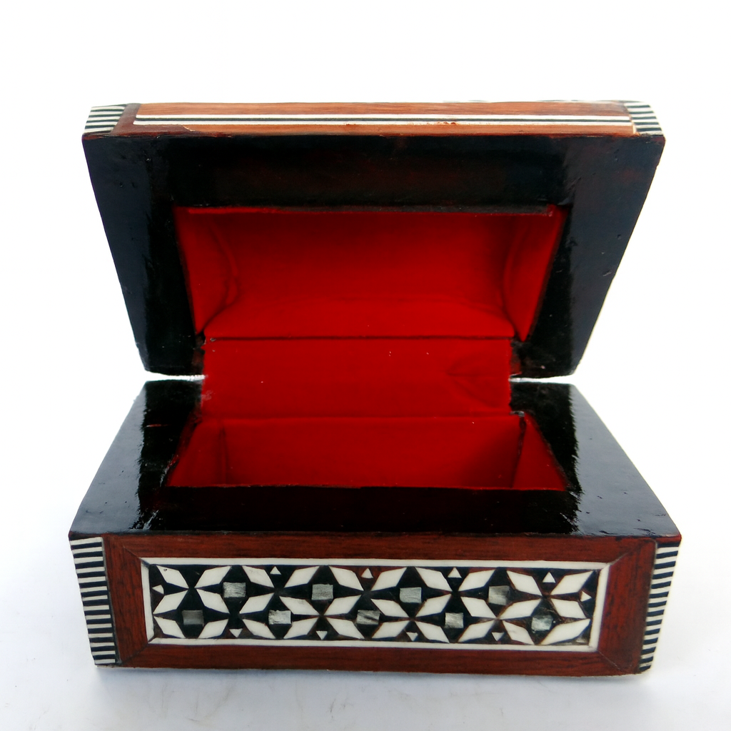 Handcrafted Wooden Inlaid Box – صندوق خشبي مطعم يدويًا