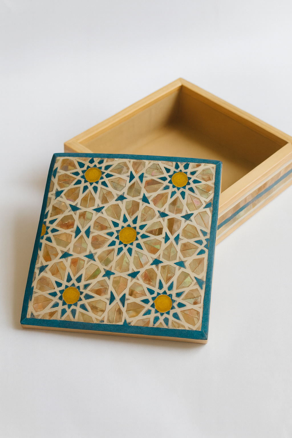 Handcrafted Mosaic Wooden Box - علبة خشبية مطعمة بالفسيفساء