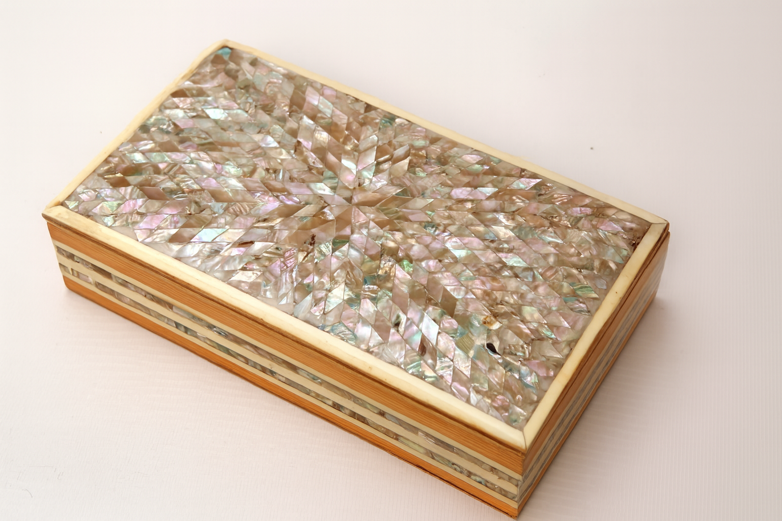 Luxury Mother-of-Pearl Wooden Box - صندوق فاخر مطعّم بالصدف الطبيعي