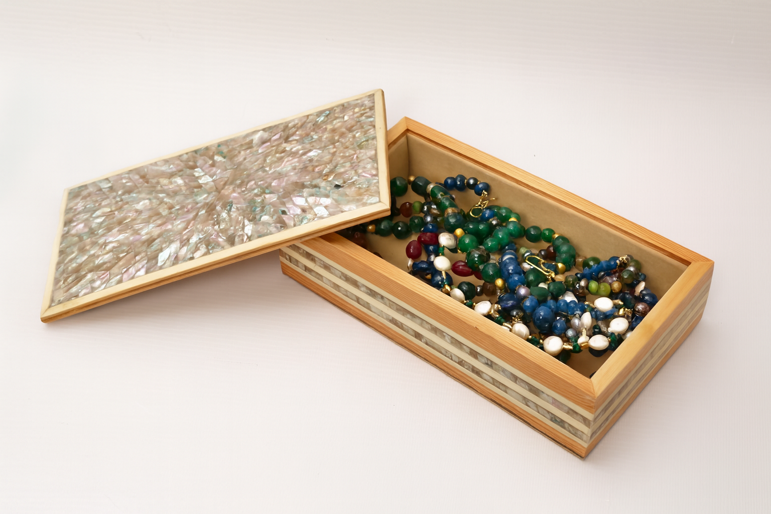 Luxury Mother-of-Pearl Wooden Box - صندوق فاخر مطعّم بالصدف الطبيعي