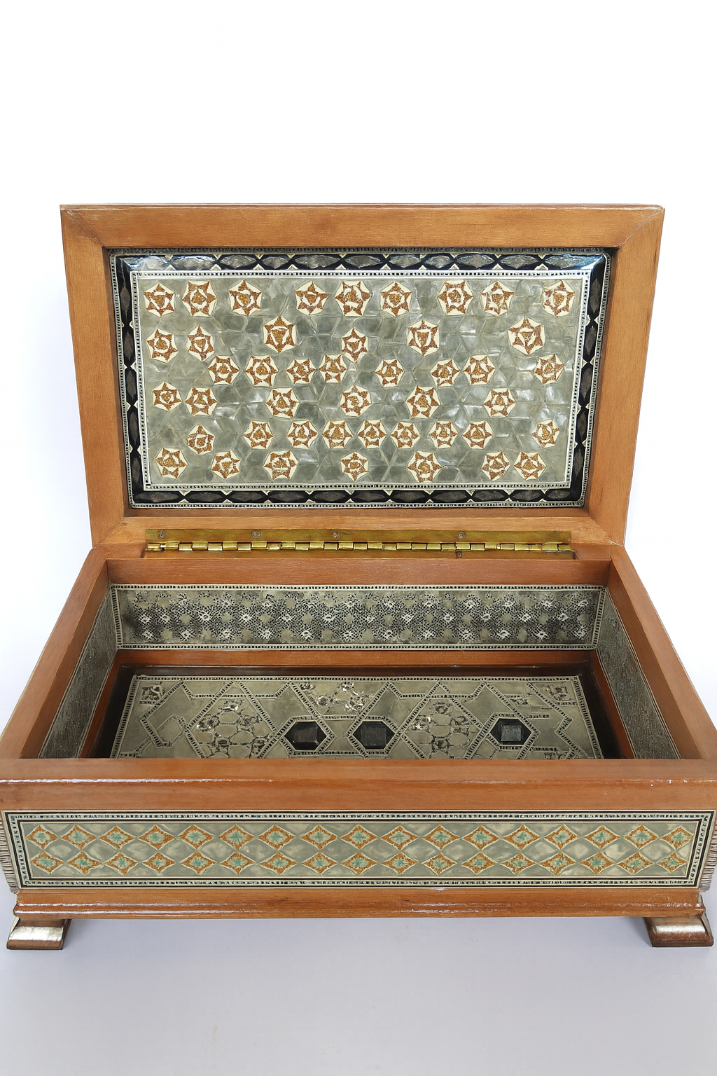 Handcrafted Inlaid Wooden Box – صندوق خشبي مطعم يدويًا