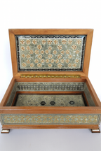 Handcrafted Inlaid Wooden Box – صندوق خشبي مطعم يدويًا