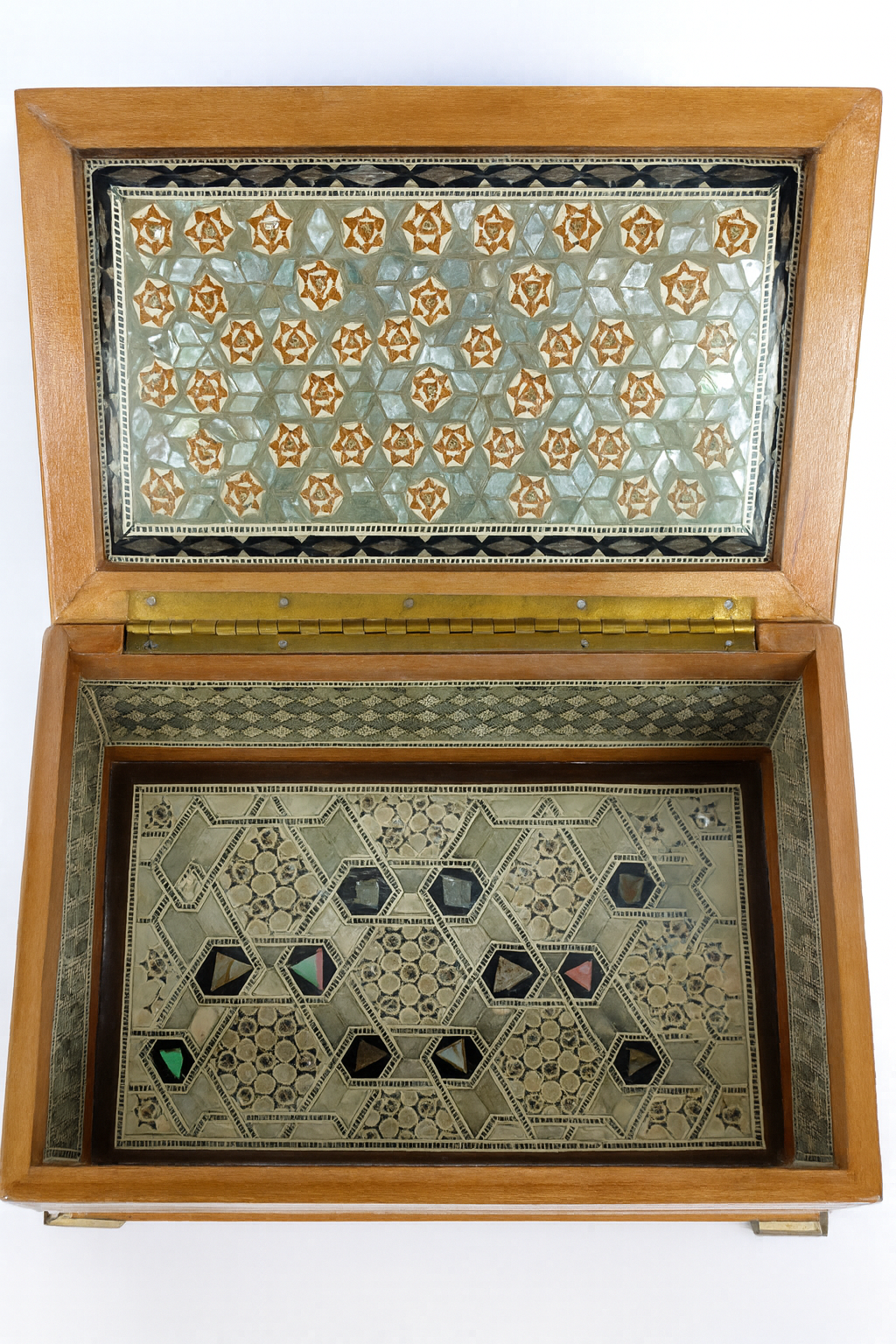 Handcrafted Inlaid Wooden Box – صندوق خشبي مطعم يدويًا