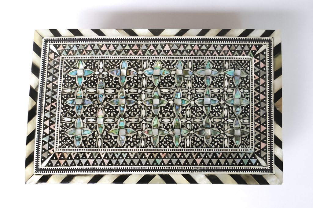 Handcrafted Inlaid Wooden Box – صندوق خشبي مطعم يدويًا