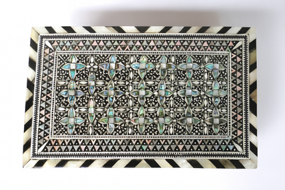 Handcrafted Inlaid Wooden Box – صندوق خشبي مطعم يدويًا