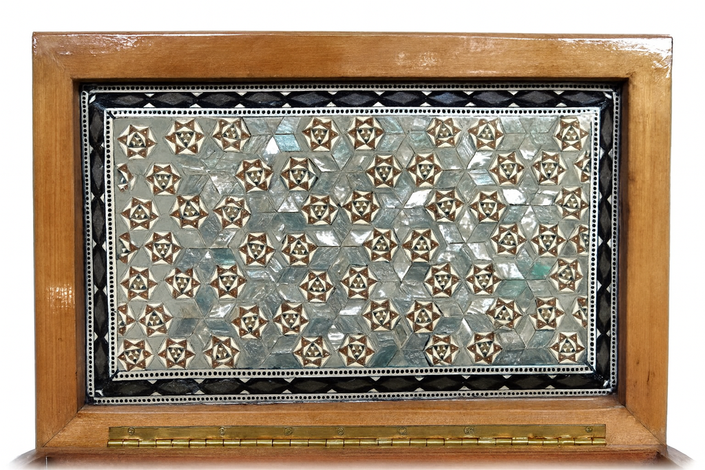Handcrafted Inlaid Wooden Box – صندوق خشبي مطعم يدويًا