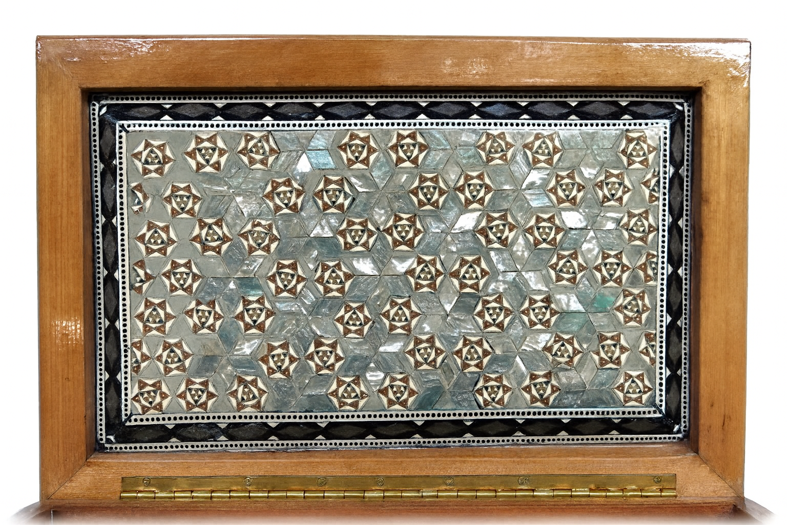 Handcrafted Inlaid Wooden Box – صندوق خشبي مطعم يدويًا