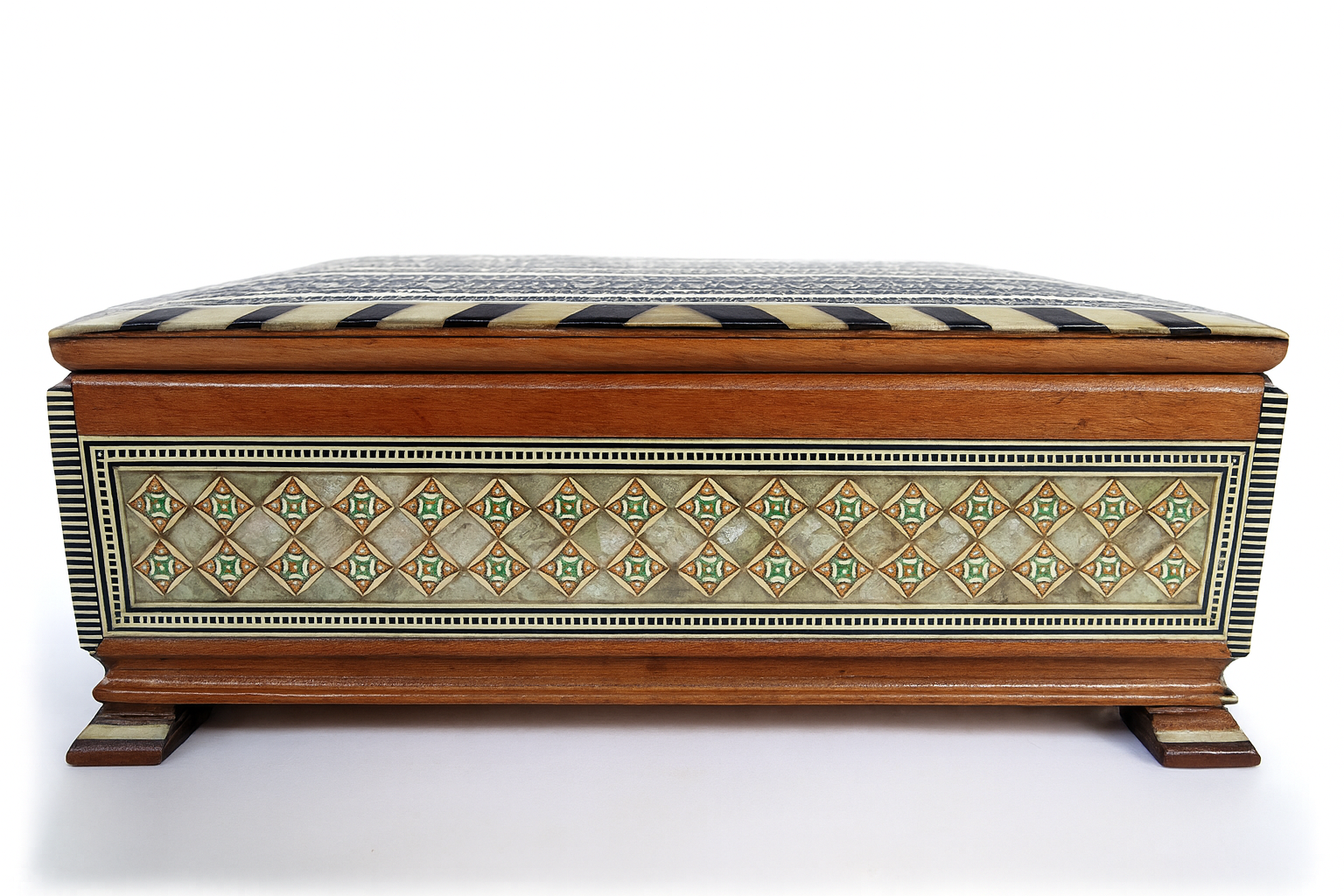 Handcrafted Inlaid Wooden Box – صندوق خشبي مطعم يدويًا