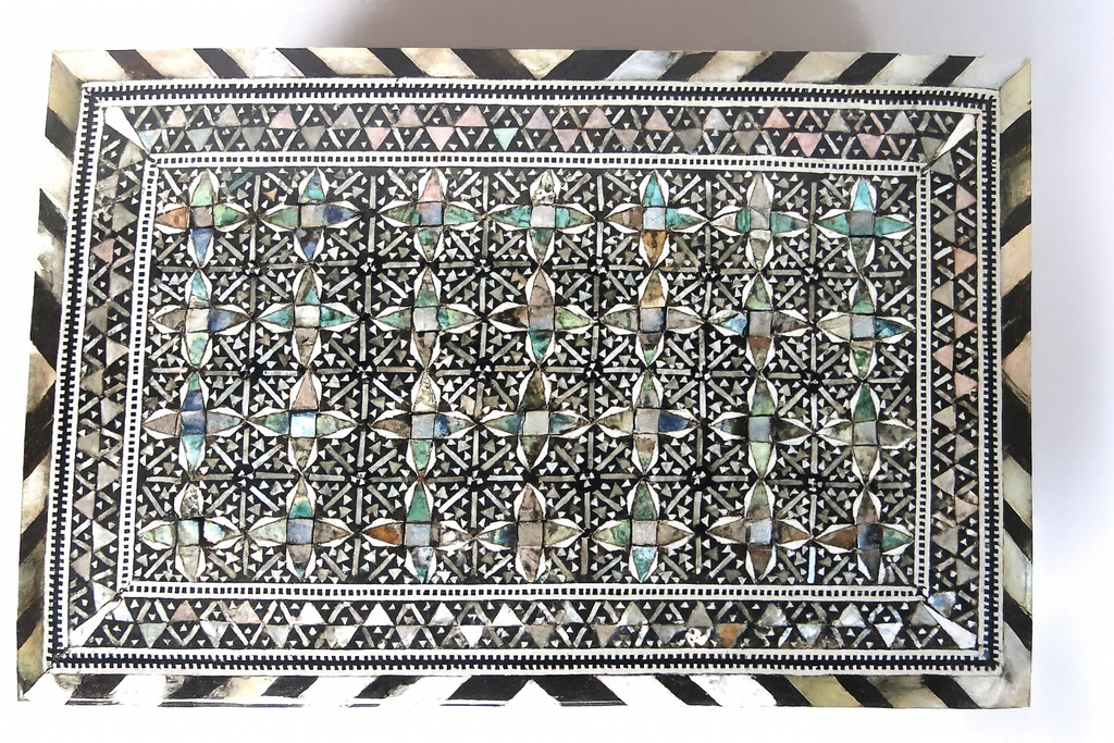 Handcrafted Inlaid Wooden Box – صندوق خشبي مطعم يدويًا