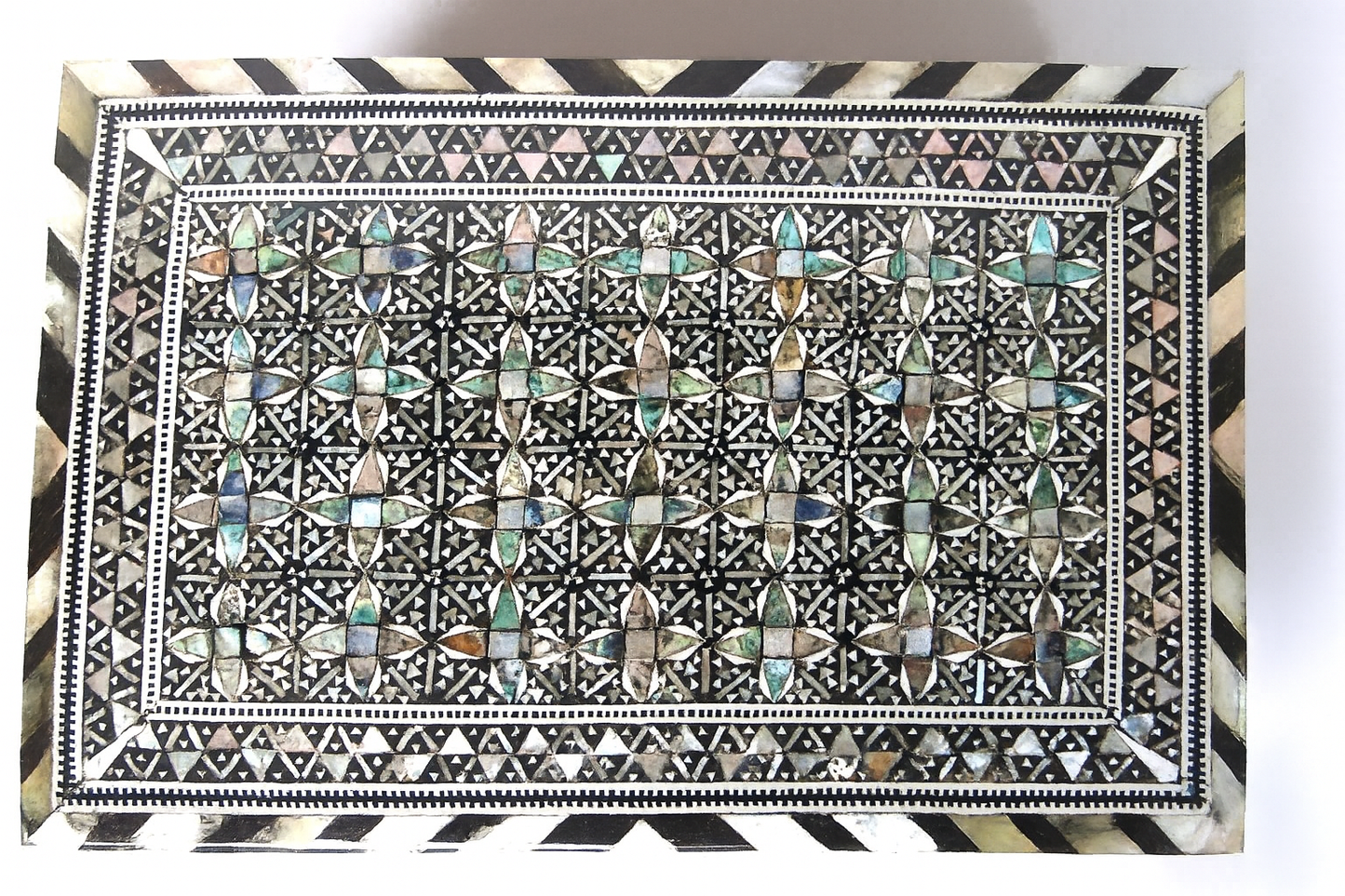 Handcrafted Inlaid Wooden Box – صندوق خشبي مطعم يدويًا