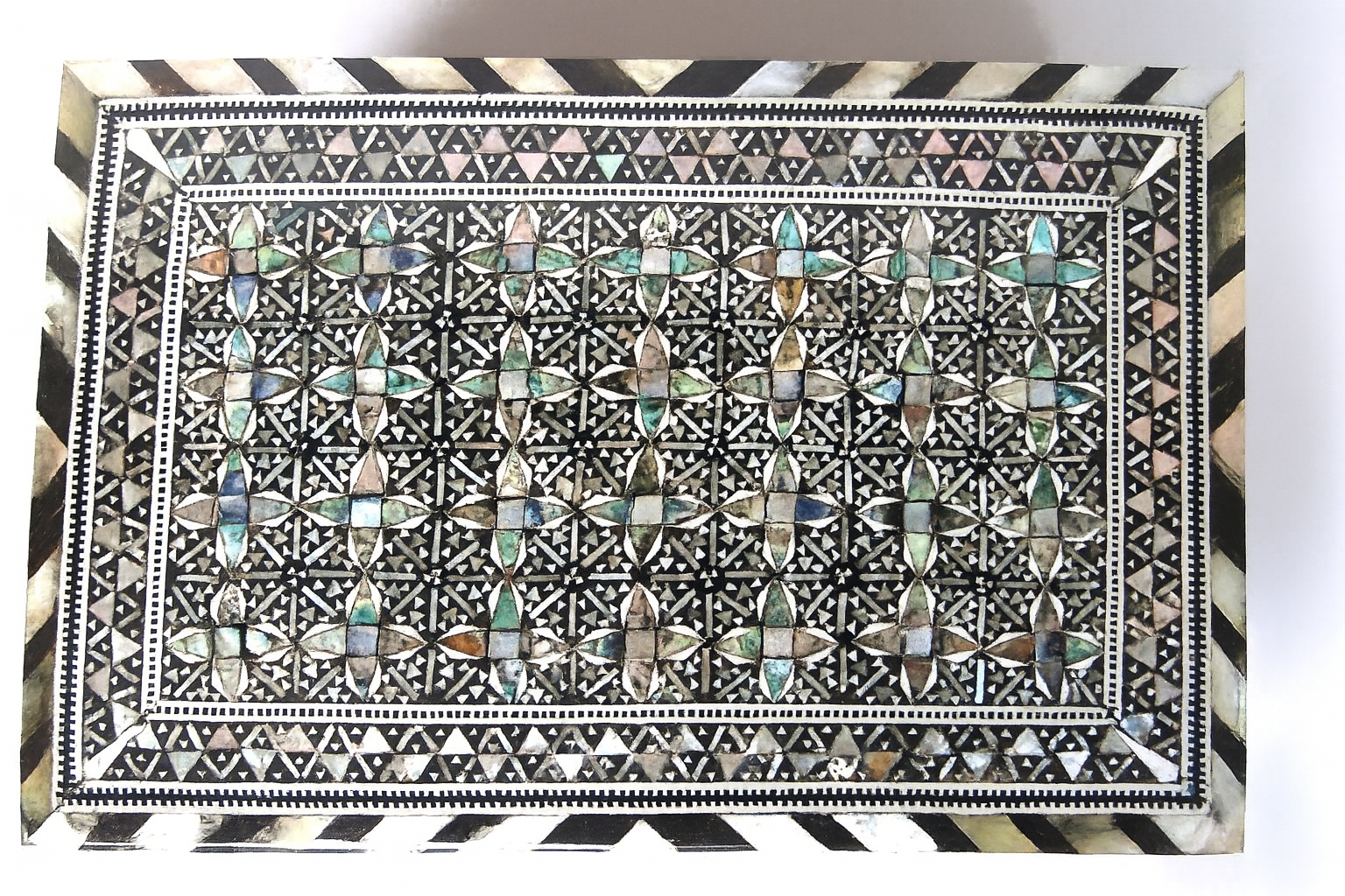 Handcrafted Inlaid Wooden Box – صندوق خشبي مطعم يدويًا