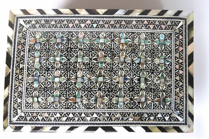 Handcrafted Inlaid Wooden Box – صندوق خشبي مطعم يدويًا