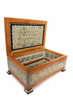 Handcrafted Inlaid Wooden Box – صندوق خشبي مطعم يدويًا