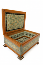 Handcrafted Inlaid Wooden Box – صندوق خشبي مطعم يدويًا