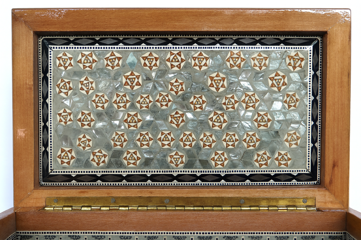 Handcrafted Inlaid Wooden Box – صندوق خشبي مطعم يدويًا