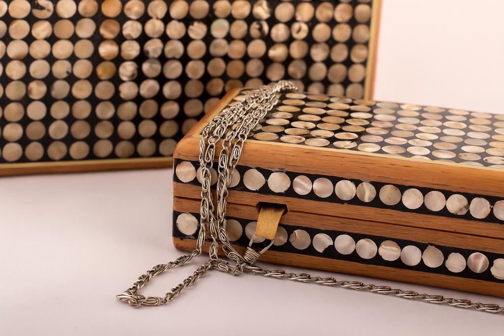 Pearl Mosaic Wooden Clutch - حقيبة كلاتش خشبية من الفسيفساء اللؤلؤية