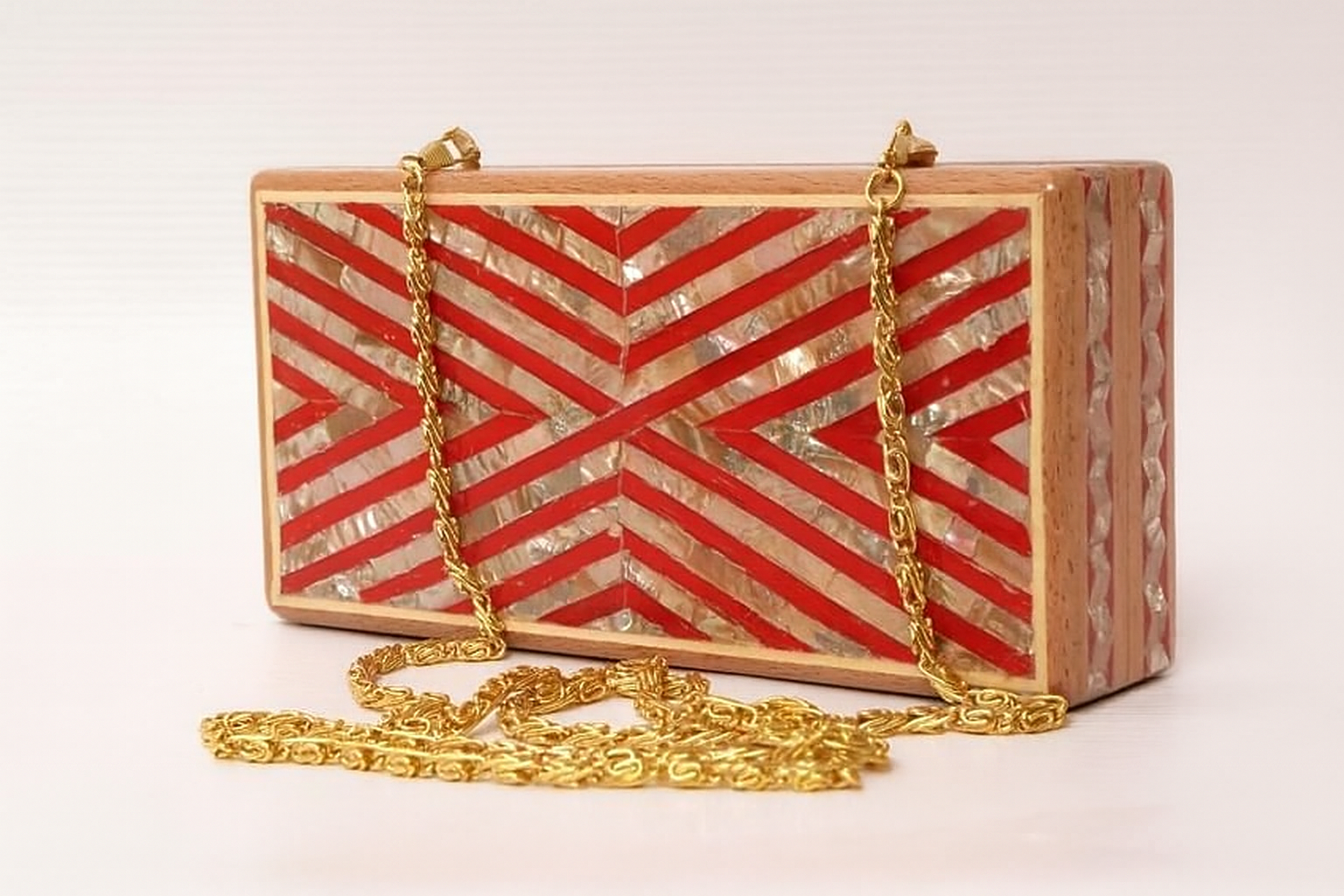 Vibrant Red Chevron Wooden Clutch - حقيبة كلاتش خشبية شيفرون حمراء