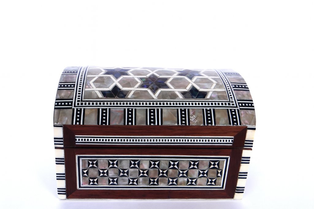 Handcrafted Geometric Inlaid Wooden Box – صندوق خشبي مطعم هندسيًا يدويًا