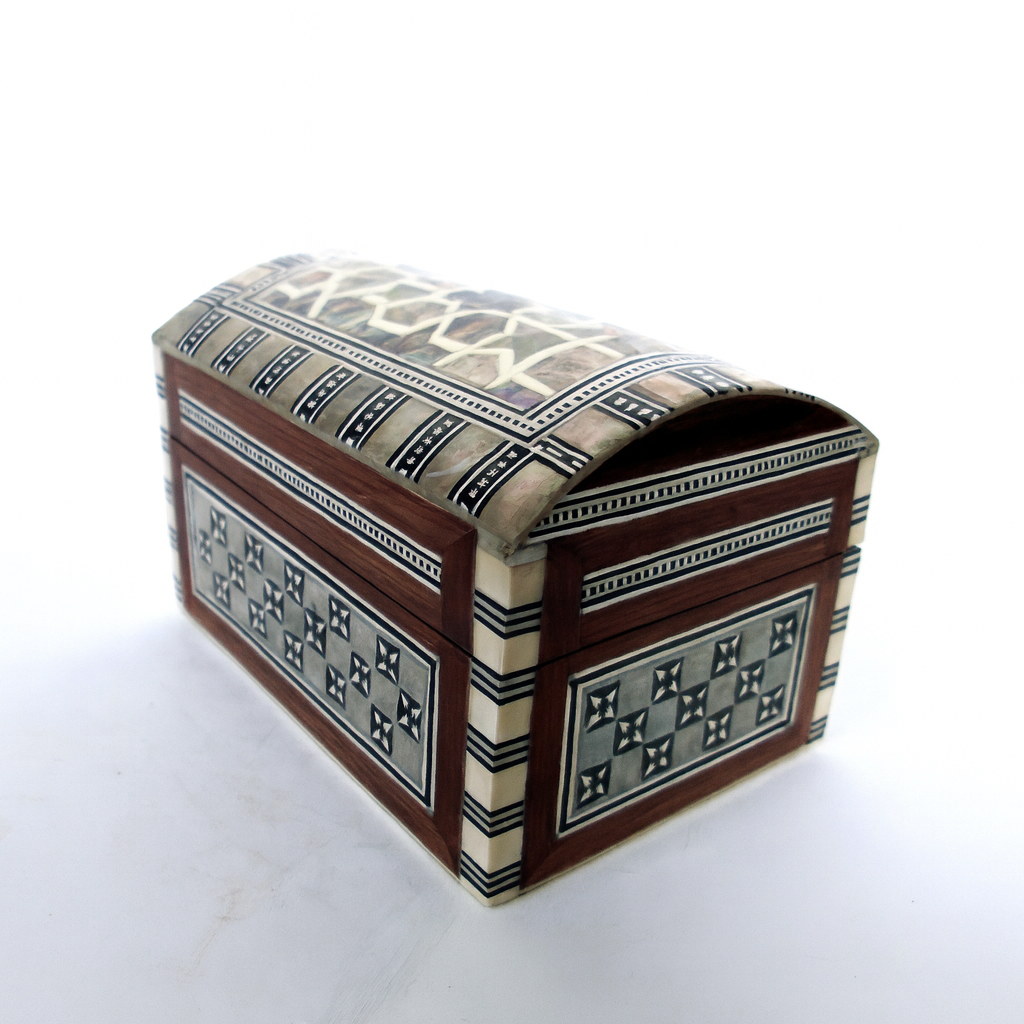 Handcrafted Geometric Inlaid Wooden Box – صندوق خشبي مطعم هندسيًا يدويًا