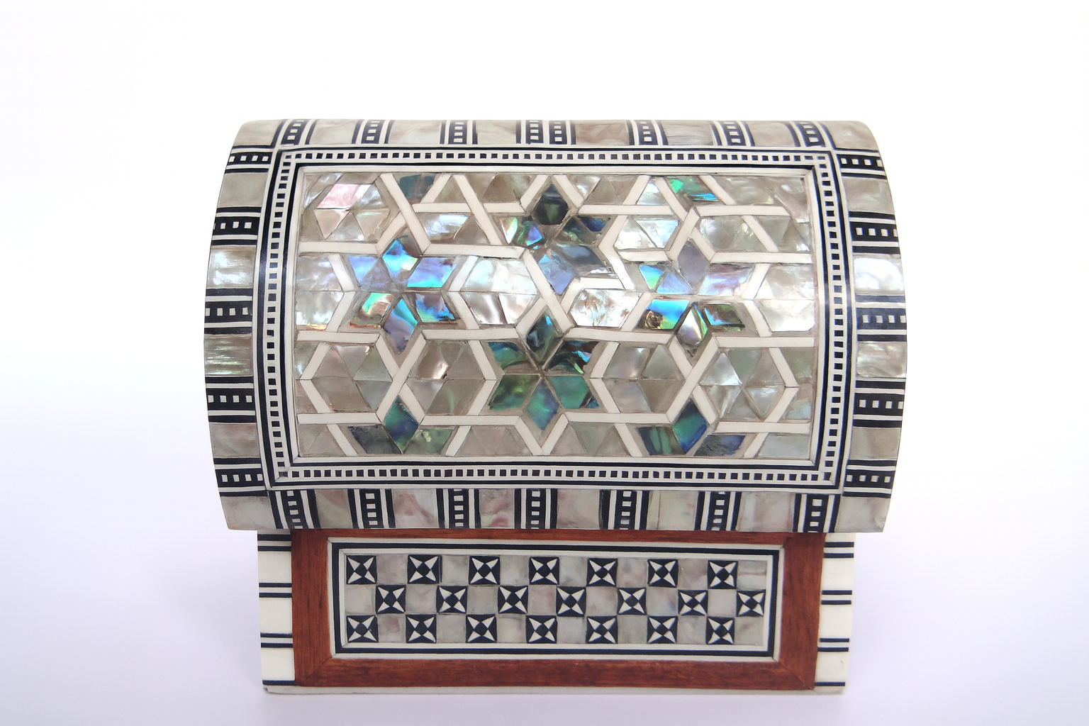 Handcrafted Geometric Inlaid Wooden Box – صندوق خشبي مطعم هندسيًا يدويًا