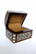 Handcrafted Geometric Inlaid Wooden Box – صندوق خشبي مطعم هندسيًا يدويًا