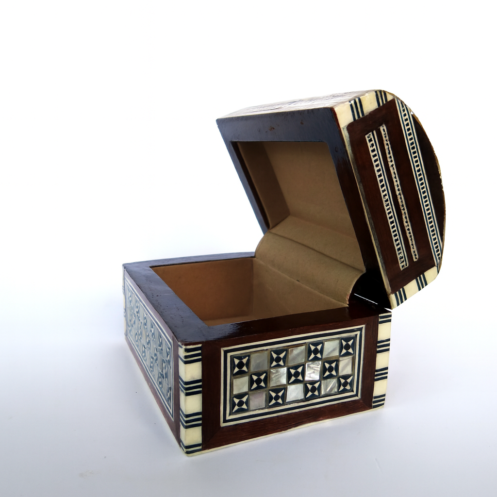 Handcrafted Geometric Inlaid Wooden Box – صندوق خشبي مطعم هندسيًا يدويًا