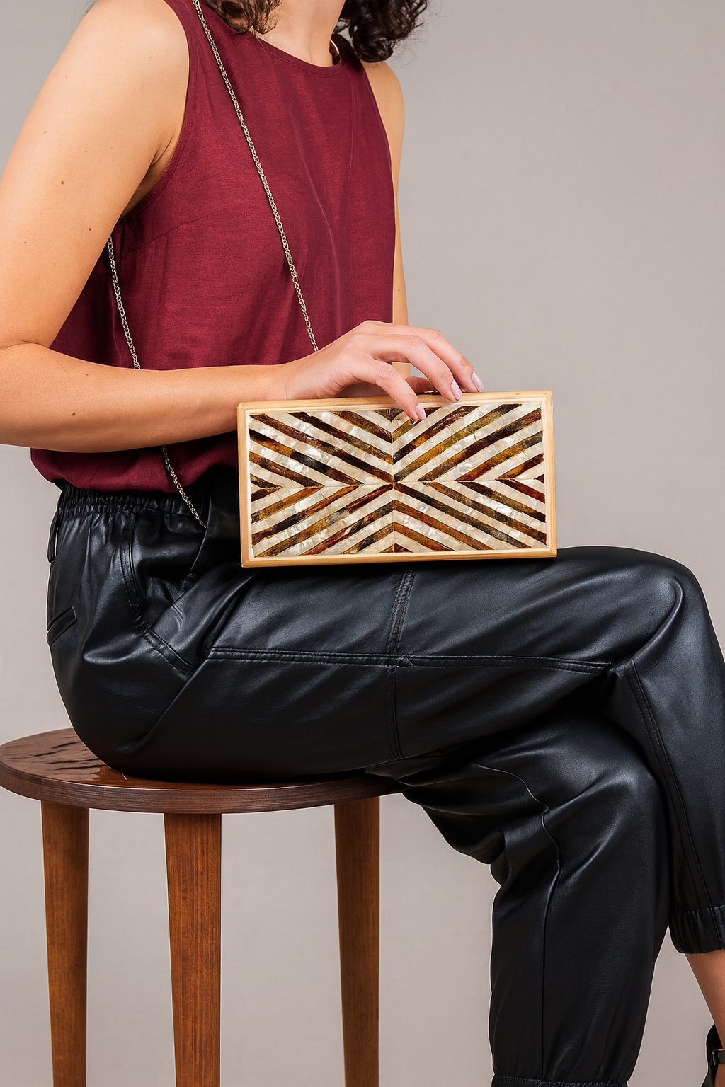 modern chevron pattern crafted with earthy tones of brown, beige, and gold - شيفرون حديث مصنوع من درجات اللون البني والبيج والذهبي الترابية