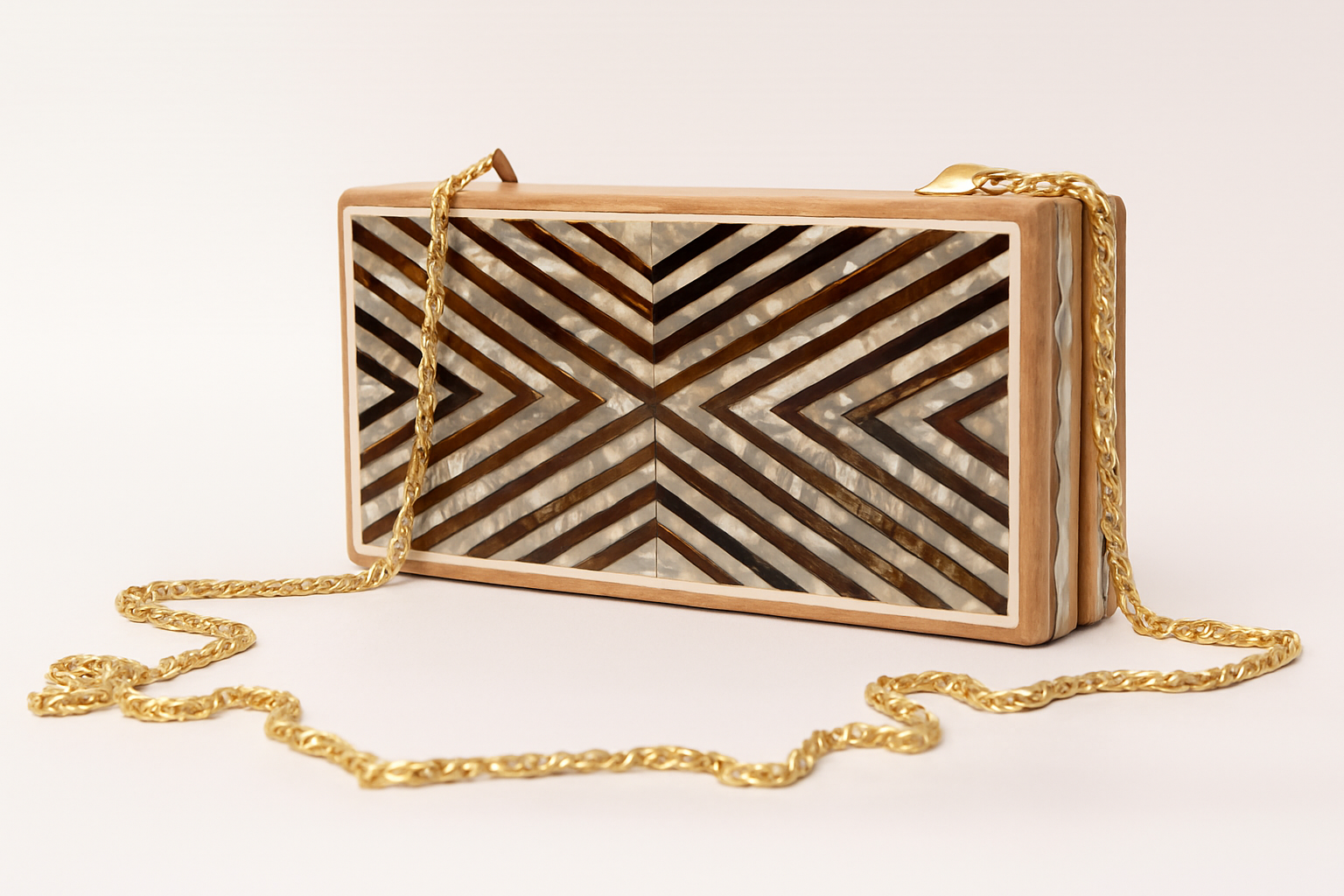 modern chevron pattern crafted with earthy tones of brown, beige, and gold - شيفرون حديث مصنوع من درجات اللون البني والبيج والذهبي الترابية