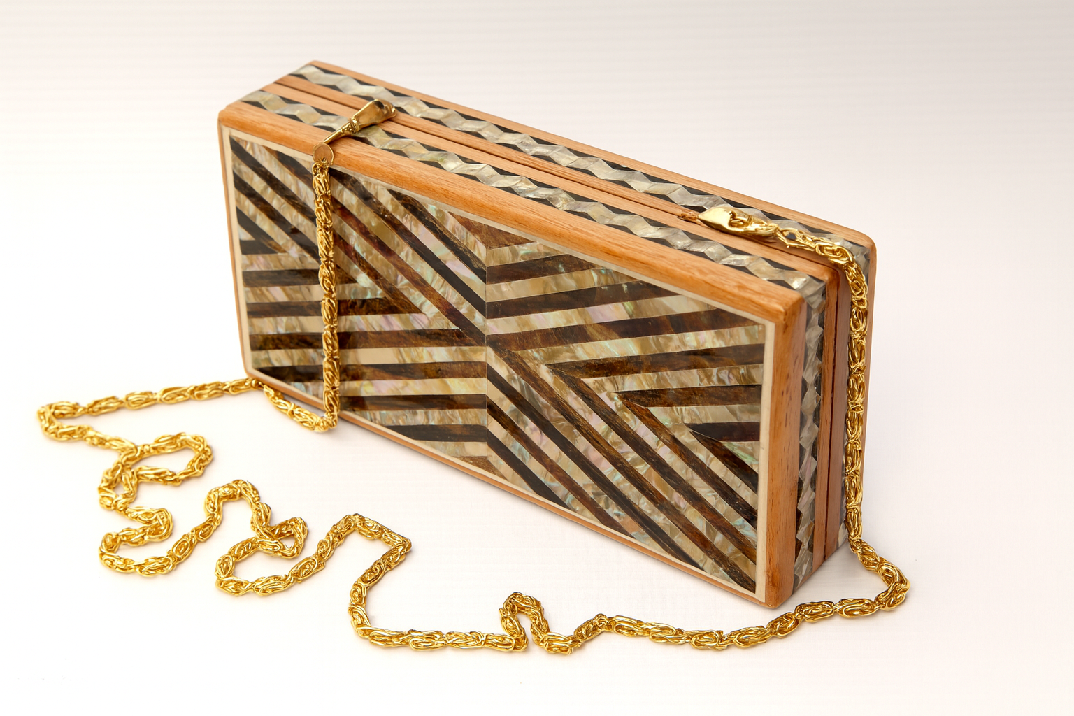modern chevron pattern crafted with earthy tones of brown, beige, and gold - شيفرون حديث مصنوع من درجات اللون البني والبيج والذهبي الترابية