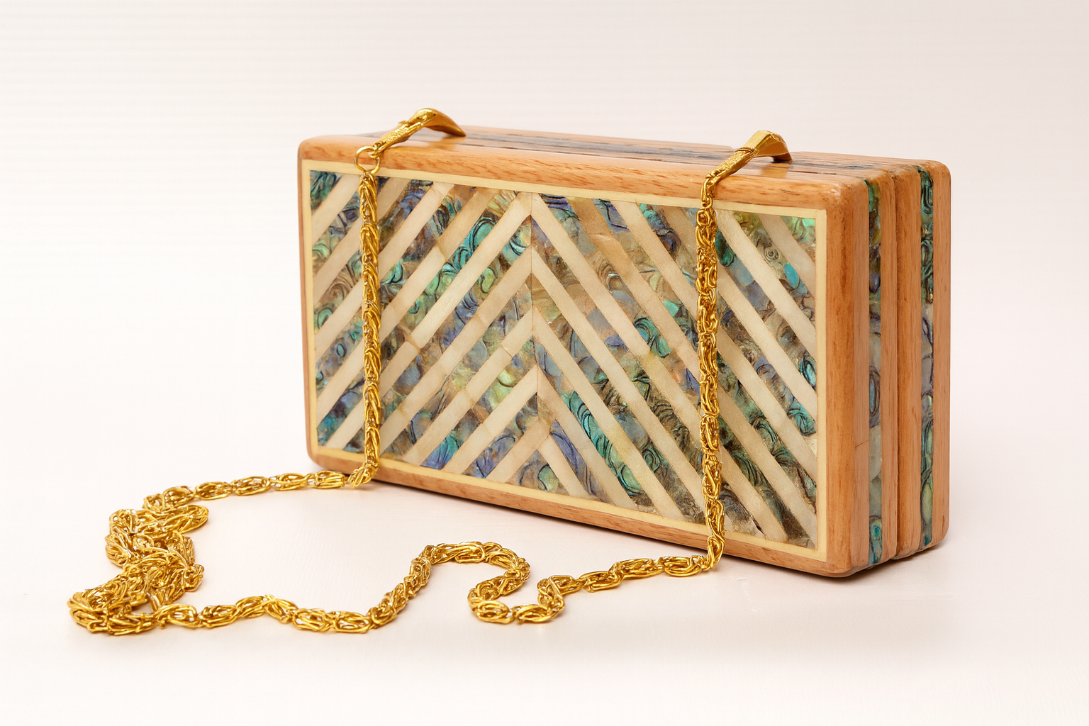 Ocean Chevron Wooden Clutch - حقيبة كلاتش خشبية بتصميم شيفرون