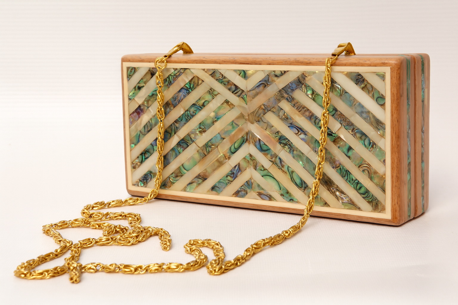 Ocean Chevron Wooden Clutch - حقيبة كلاتش خشبية بتصميم شيفرون