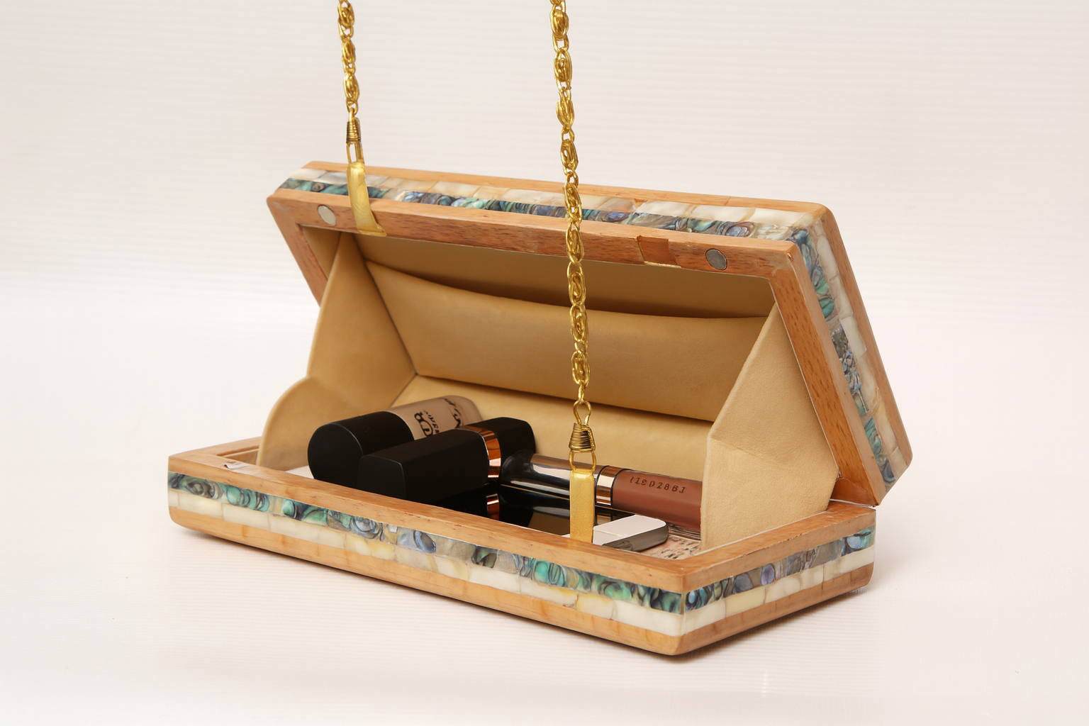Ocean Chevron Wooden Clutch - حقيبة كلاتش خشبية بتصميم شيفرون