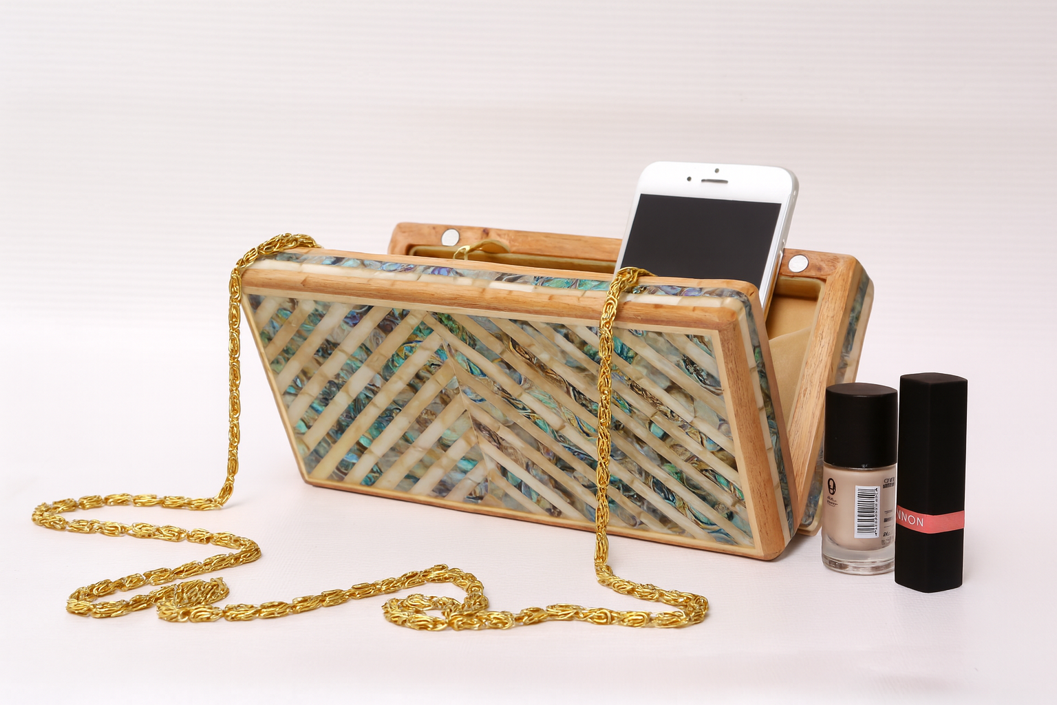 Ocean Chevron Wooden Clutch - حقيبة كلاتش خشبية بتصميم شيفرون