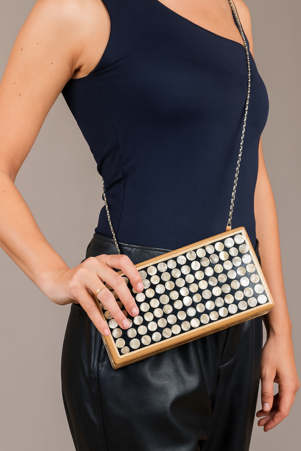 Pearl Mosaic Wooden Clutch - حقيبة خشبية من الفسيفساء اللؤلؤية