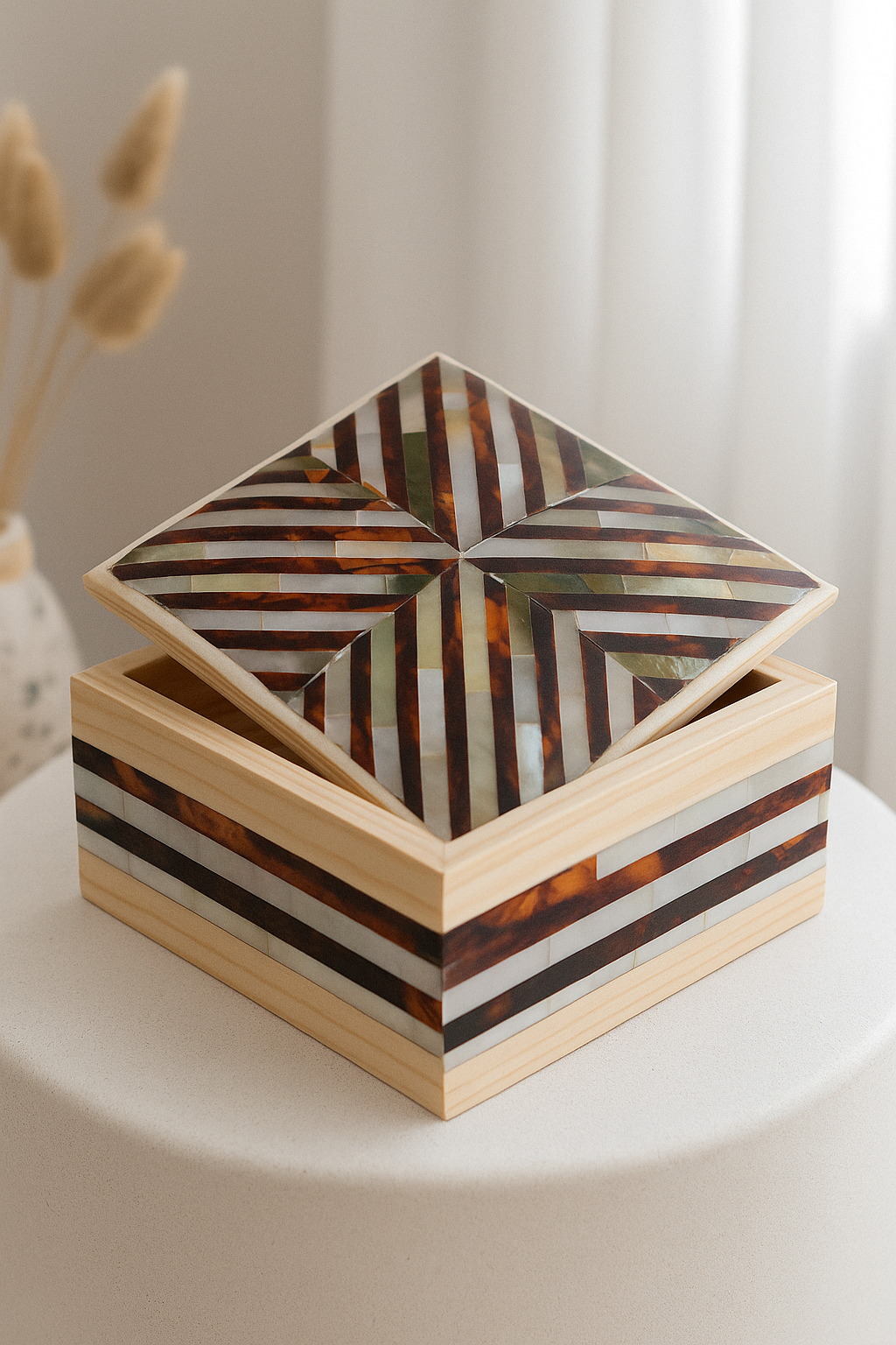 Handmade decorative wooden box - صندوق خشبي مزخرف مصنوع يدويًا