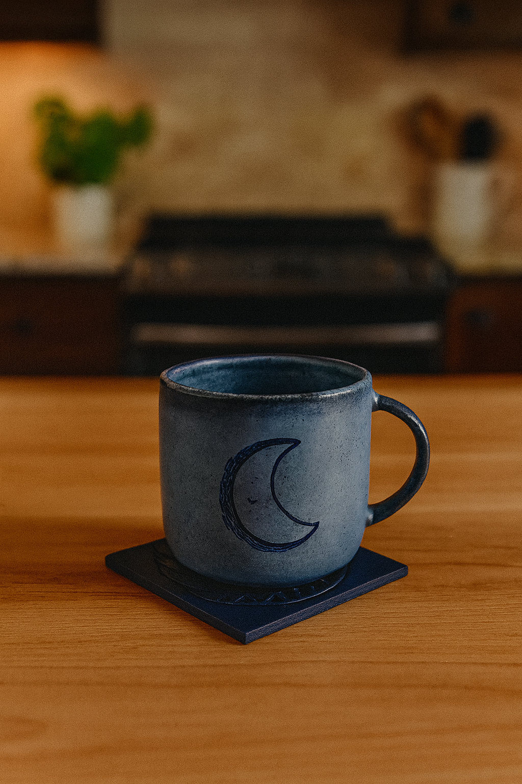 Handcrafted navy coaster with crescent cutouts set - مجموعة قواعد أكواب بحرية مصنوعة يدويًا مع فتحات هلالية