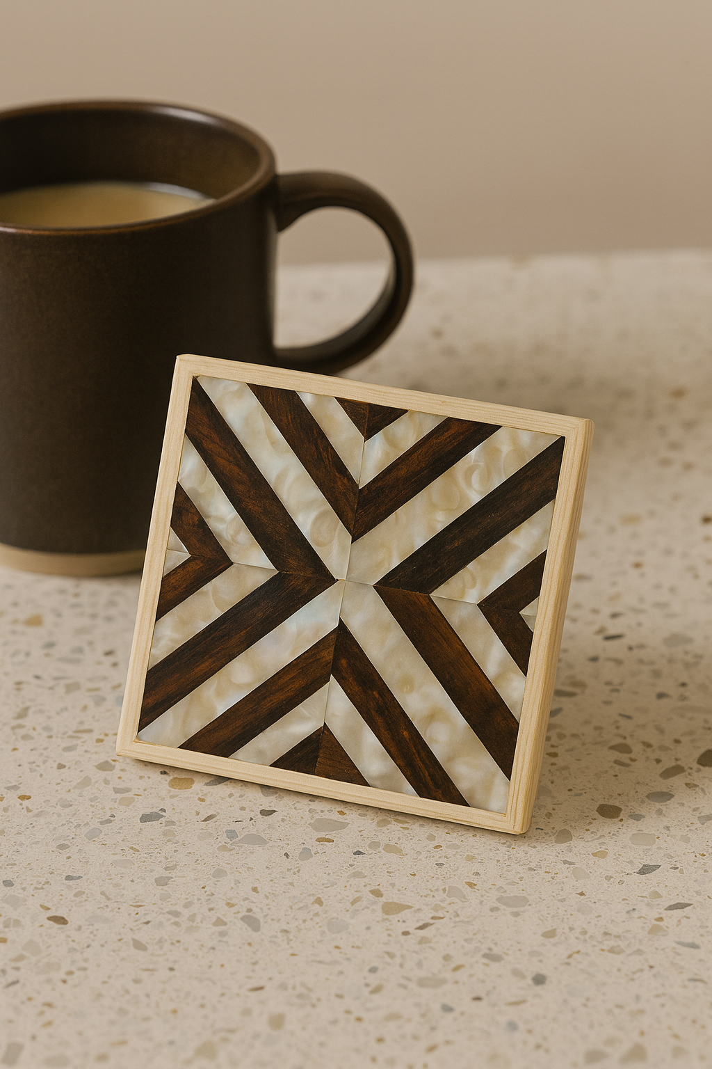 Handcrafted set of coasters luxurious geometric design of mother-of-pearl - مجموعة من قواعد الأكواب المصنوعة يدويًا بتصميم هندسي فاخر من عرق اللؤلؤ
